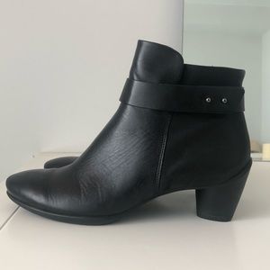 Ecco black leather ankle boots/booties, Size 39
